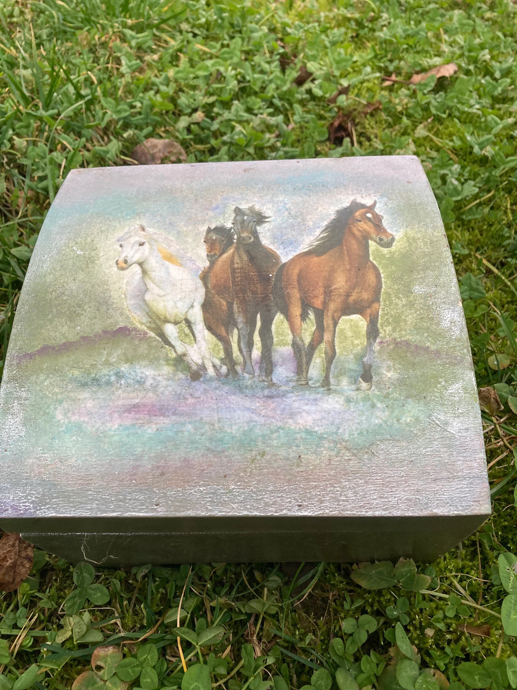 Kuferek drewniany z motywem koni image 0