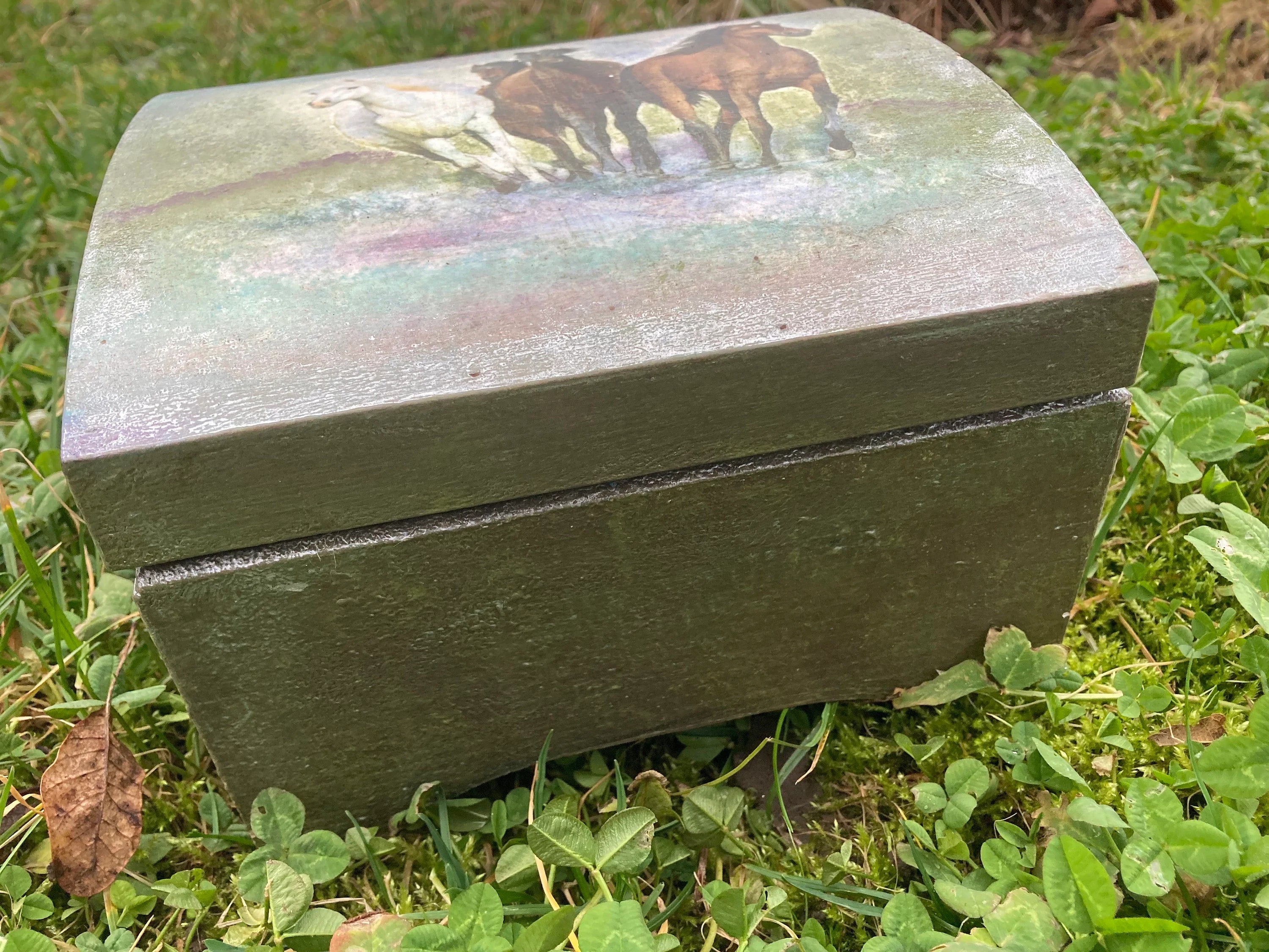 Kuferek drewniany z motywem koni image 2