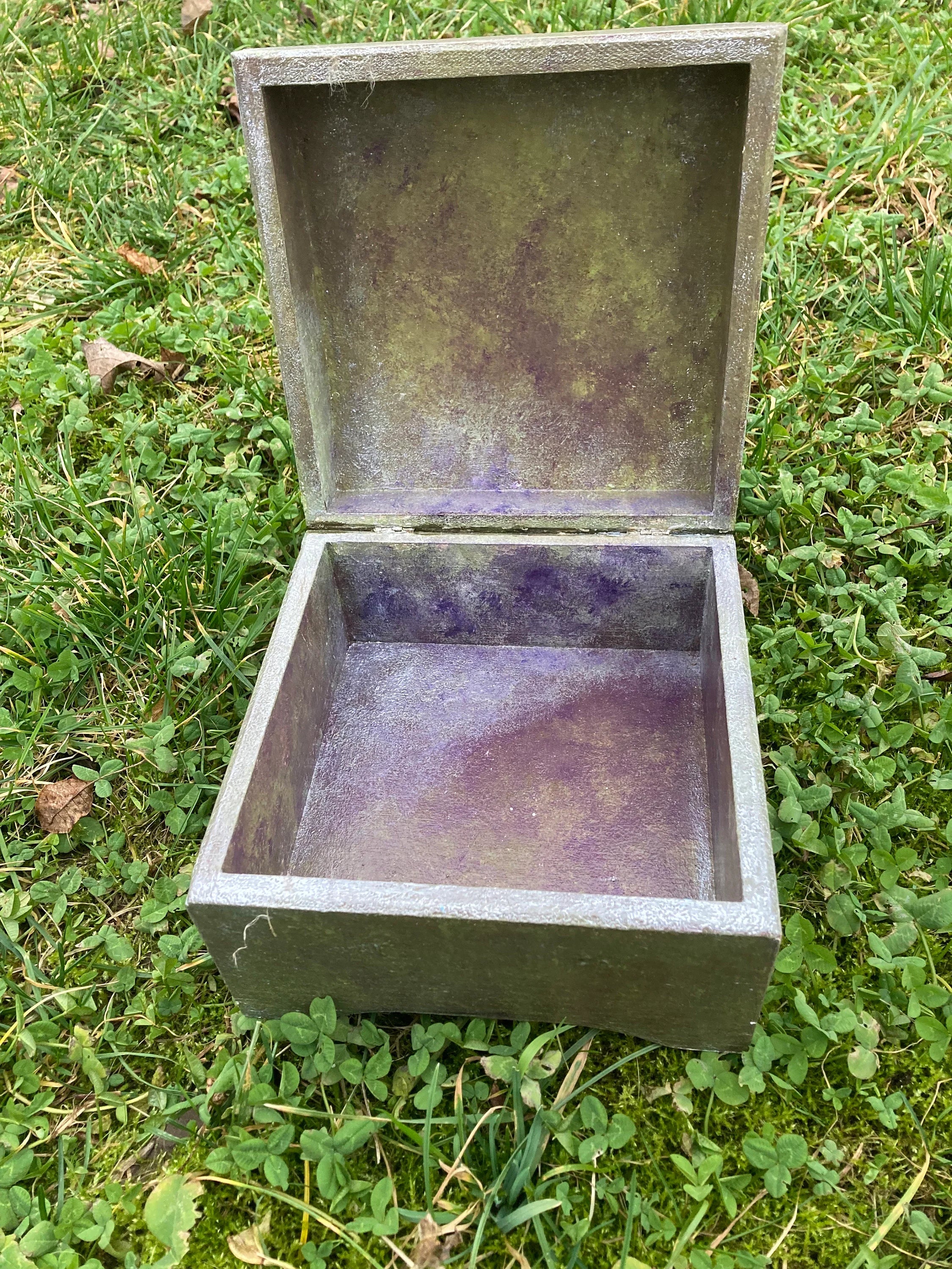 Kuferek drewniany z motywem koni image 1